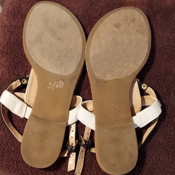 Guess flat sandals size 5 - Picture 4 of 4